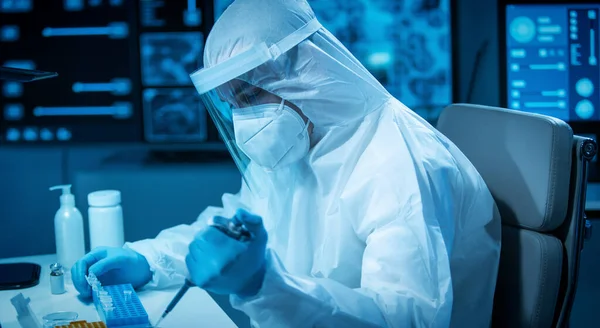Científico trabaja en un laboratorio científico moderno utilizando equipos de laboratorio, microscopio y tecnología informática. Invención de nuevas vacunas. Concepto de Ciencia y Salud. —  Fotos de Stock