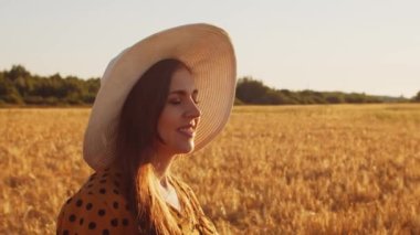 Tarladaki güzel genç bir kadının yakın plan portresi. Gün batımında kadın yüzü. Freedome ve mutluluk konsepti.