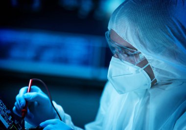 Bilim adamı mikro elektronik ve işlemcilerin araştırılması ve geliştirilmesi için modern bir bilim laboratuvarında çalışıyor. Mikroişlemci imalat işçisi bilgisayar teknolojisi ve ekipmanı kullanıyor.