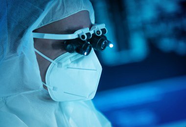 Bilim adamı mikro elektronik ve işlemcilerin araştırılması ve geliştirilmesi için modern bir bilim laboratuvarında çalışıyor. Mikroişlemci imalat işçisi bilgisayar teknolojisi ve ekipmanı kullanıyor.