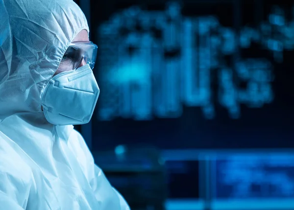 The scientist works in a modern scientific laboratory for the research and development of microelectronics and processors. Microprocessor manufacturing worker uses computer technology and equipment. — Stock Photo, Image