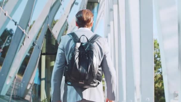 Confident businessman in front of modern office building. Financial investors are talking outdoor. Banking and business concept. — Stock Video