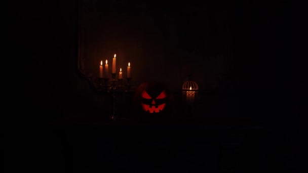 Scary laughing pumpkin and old skull on ancient gothic fireplace. Halloween, witchcraft and magic. — Stock Video