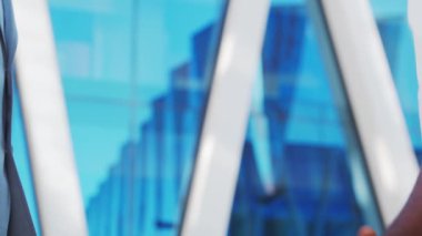 Modern ofis binasının önünde kendinden emin Afro-Amerikan iş adamı ve meslektaşı. Finansal yatırımcılar dışarıda konuşuyorlar. Bankacılık ve iş.