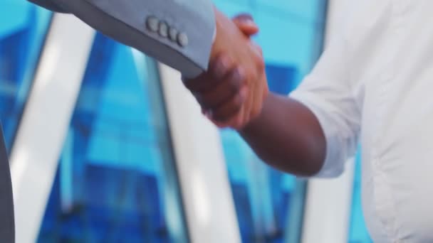 Confident African-American businessman and his colleague in front of modern office building. Financial investors are talking outdoor. Banking and business. — Stock Video