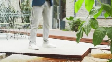 Genç ve başarılı bir iş adamı akıllı telefon kullanarak dışarıda çalışıyor. Sıradan giysili bir adam. İş, serbest meslek ve uzak çalışma.