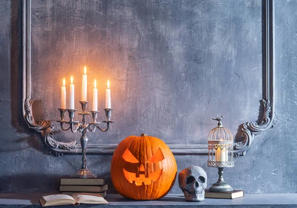 Calabaza riéndose de miedo y viejo cráneo en la antigua chimenea gótica. Halloween, brujería y magia. — Foto de Stock