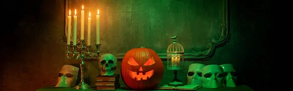 Przerażająca dynia i stara czaszka na starożytnym gotyckim kominku. Halloween, czary i magia. — Zdjęcie stockowe