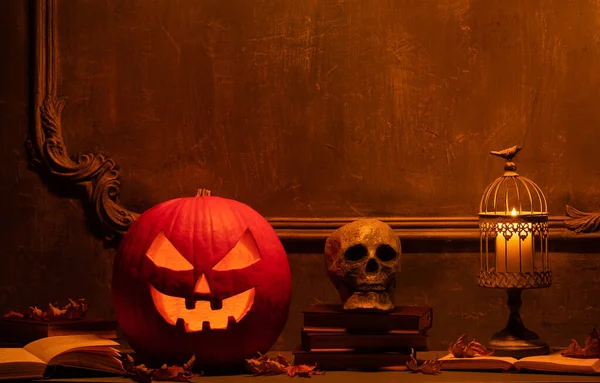 Effrayante citrouille riante et vieux crâne sur une ancienne cheminée gothique. Halloween, sorcellerie et magie. — Photo
