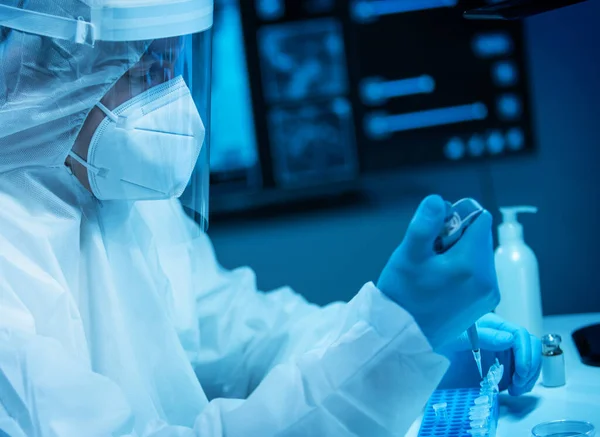 O cientista trabalha em um laboratório científico moderno usando equipamentos de laboratório, microscópio e tecnologia de computador. Invenção de novas vacinas. Conceito de Ciência e Saúde. — Fotografia de Stock