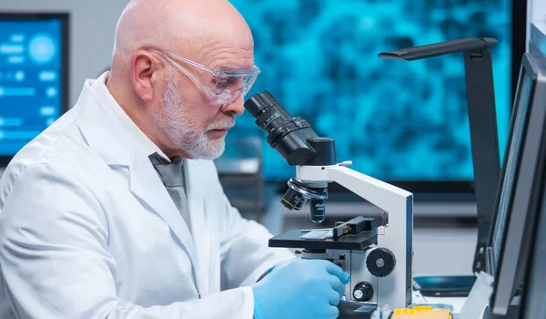 Professor trabalha em um laboratório científico moderno usando equipamentos e tecnologias de computador. O cientista faz pesquisa e desenvolve novas vacinas. Conceito de ciência e saúde. — Fotografia de Stock