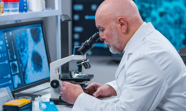 Professor werkt in een modern wetenschappelijk laboratorium met apparatuur en computertechnologieën. De wetenschapper doet onderzoek en ontwikkelt nieuwe vaccins. Concept wetenschap en gezondheidszorg. — Stockfoto