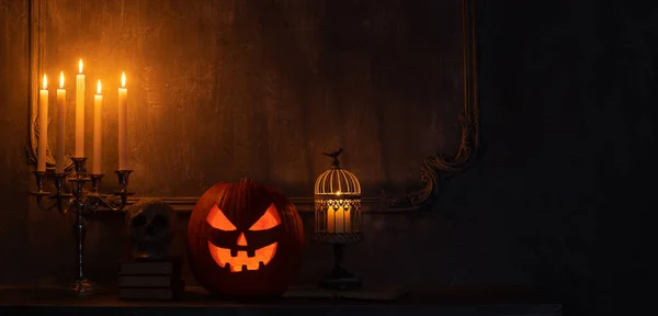 Abóbora assustadora e crânio velho na antiga lareira gótica. Halloween, bruxaria e magia. Imagens De Bancos De Imagens