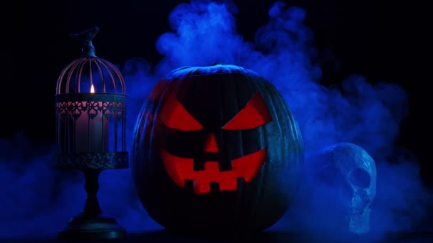 Zucca che ride spaventosa e un vecchio teschio su uno sfondo scuro. Halloween, stregoneria e magia. — Video Stock