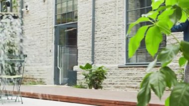 Genç ve başarılı bir işadamı sokakta yürüyor. Sıradan giysili bir adam. İş, serbest meslek ve uzak çalışma.