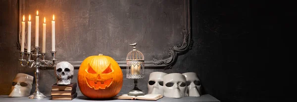 Calabaza riéndose de miedo y viejo cráneo en la antigua chimenea gótica. Halloween, brujería y magia. — Foto de Stock