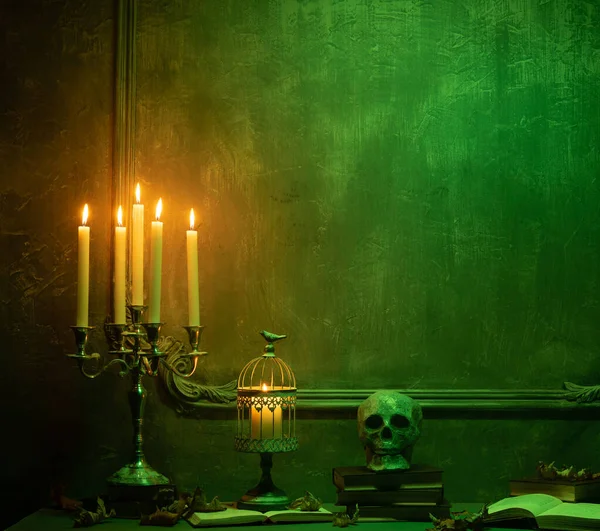 在古老的哥特式壁炉上，可怕的南瓜和古老的骷髅。万圣节、巫术和魔法. — 图库照片