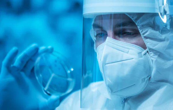 O cientista trabalha em um laboratório científico moderno usando equipamentos de laboratório, microscópio e tecnologia de computador. Invenção de novas vacinas. Conceito de Ciência e Saúde. — Fotografia de Stock