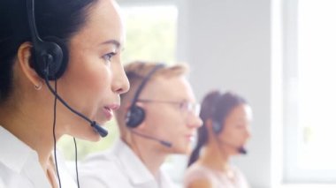 Profesyonellerden oluşan çeşitli ekipler telefon destek ofisinde çalışıyor. Çağrı merkezinde satış müdürlerinin çalışma günü. İş kavramı, telefon danışmanlığı ve sorun çözme.