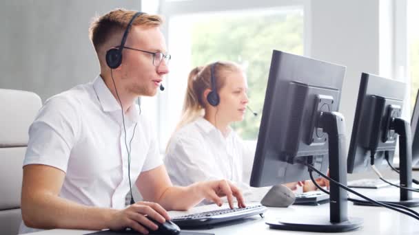 Diverse team van professionals werkt in de telefoon support office. Werkdag van sales managers in het call center. Concept van business, telefonische consultancy en probleemoplossing. — Stockvideo