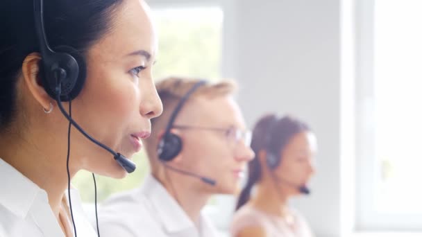 Diverso equipo de profesionales está trabajando en la oficina de soporte telefónico. Jornada de trabajo de gerentes de ventas en el call center. Concepto de negocio, consulta telefónica y resolución de problemas. — Vídeos de Stock