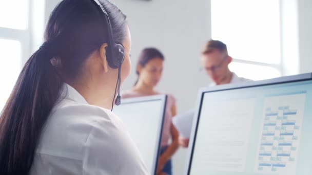 Diverso equipo de profesionales está trabajando en la oficina de soporte telefónico. Jornada de trabajo de gerentes de ventas en el call center. Concepto de negocio, consulta telefónica y resolución de problemas. — Vídeos de Stock