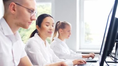 Çeşitli profesyonel ekipler e-posta destek merkezinde çalışıyor. Satış müdürlerinin çalıştığı gün. İş kavramı, danışmanlık ve e-posta yoluyla sorun çözme.