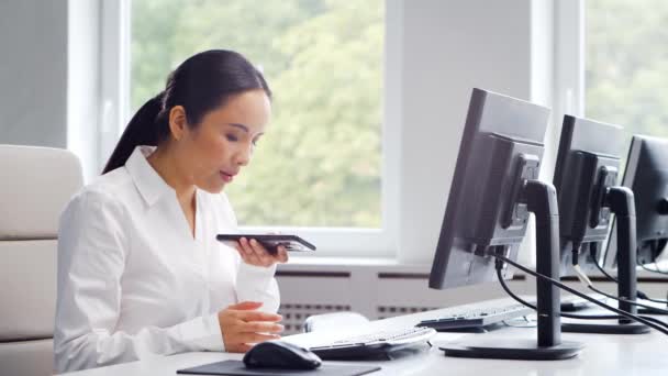 Asian business woman working at her table in a modern office. The workplace of a successful specialist. Business and finance concept. — Stock Video