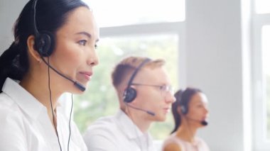 Profesyonellerden oluşan çeşitli ekipler telefon destek ofisinde çalışıyor. Çağrı merkezinde satış müdürlerinin çalışma günü. İş kavramı, telefon danışmanlığı ve sorun çözme.