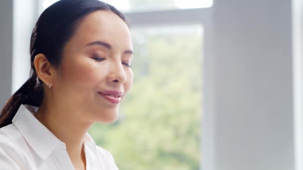 Asiatisk affärskvinna som arbetar vid sitt bord på ett modernt kontor. Arbetsplatsen för en framgångsrik specialist. Affärs- och finanskoncept. — Stockvideo