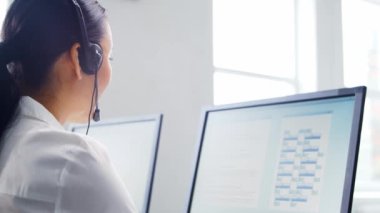 Profesyonellerden oluşan çeşitli ekipler telefon destek ofisinde çalışıyor. Çağrı merkezinde satış müdürlerinin çalışma günü. İş kavramı, telefon danışmanlığı ve sorun çözme.