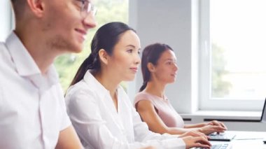 Çeşitli profesyonel ekipler e-posta destek merkezinde çalışıyor. Satış müdürlerinin çalıştığı gün. İş kavramı, danışmanlık ve e-posta yoluyla sorun çözme.