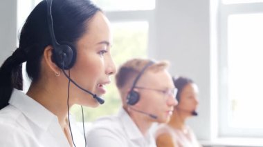 Profesyonellerden oluşan çeşitli ekipler telefon destek ofisinde çalışıyor. Çağrı merkezinde satış müdürlerinin çalışma günü. İş kavramı, telefon danışmanlığı ve sorun çözme.