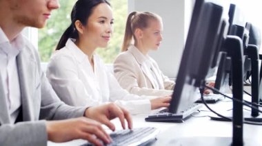 Çeşitli profesyonel ekipler e-posta destek merkezinde çalışıyor. Satış müdürlerinin çalıştığı gün. İş kavramı, danışmanlık ve e-posta yoluyla sorun çözme.