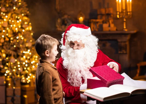 Weihnachtsmann Und Kleiner Junge Der Fröhliche Weihnachtsmann Sitzt Tisch Und — Stockfoto