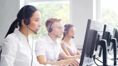 Profesyonellerden oluşan çeşitli ekipler telefon destek ofisinde çalışıyor. Çağrı merkezinde satış müdürlerinin çalışma günü. İş kavramı, telefon danışmanlığı ve sorun çözme.