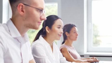 Çeşitli profesyonel ekipler e-posta destek merkezinde çalışıyor. Satış müdürlerinin çalıştığı gün. İş kavramı, danışmanlık ve e-posta yoluyla sorun çözme.