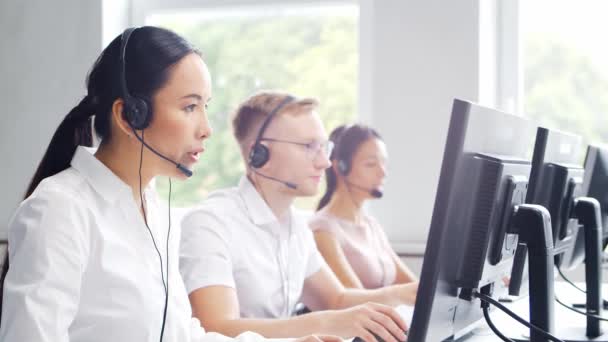 Diverso equipo de profesionales está trabajando en la oficina de soporte telefónico. Jornada de trabajo de gerentes de ventas en el call center. Concepto de negocio, consulta telefónica y resolución de problemas. — Vídeos de Stock