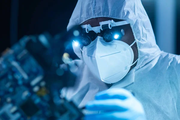 African-American scientist works in a modern scientific laboratory for the research and development of microelectronics and processors. Manufacturing worker uses computer technology and equipment. — Stock Photo, Image