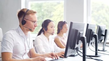 Profesyonellerden oluşan çeşitli ekipler telefon destek ofisinde çalışıyor. Çağrı merkezinde satış müdürlerinin çalışma günü. İş kavramı, telefon danışmanlığı ve sorun çözme.