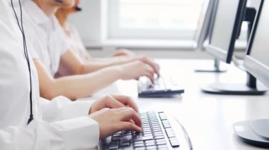Profesyonellerden oluşan çeşitli ekipler telefon destek ofisinde çalışıyor. Çağrı merkezinde satış müdürlerinin çalışma günü. İş kavramı, telefon danışmanlığı ve sorun çözme.