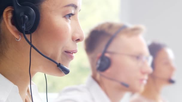 Diverse team van professionals werkt in de telefoon support office. Werkdag van sales managers in het call center. Concept van business, telefonische consultancy en probleemoplossing. — Stockvideo