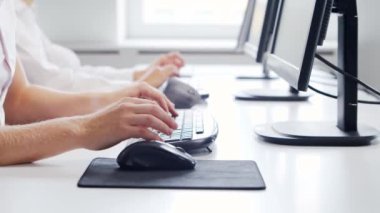 Çeşitli profesyonel ekipler e-posta destek merkezinde çalışıyor. Satış müdürlerinin çalıştığı gün. İş kavramı, danışmanlık ve e-posta yoluyla sorun çözme.