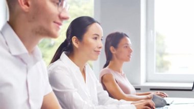 Çeşitli profesyonel ekipler e-posta destek merkezinde çalışıyor. Satış müdürlerinin çalıştığı gün. İş kavramı, danışmanlık ve e-posta yoluyla sorun çözme.