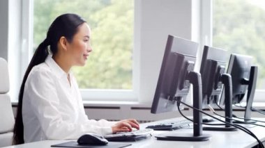 Modern bir ofiste masasında çalışan Asyalı bir iş kadını. Başarılı bir uzmanın işyeri. İş ve finans kavramı.