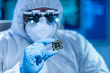 Afrikalı-Amerikalı bilim adamı, mikro elektronik ve işlemcilerin araştırılması ve geliştirilmesi için modern bir bilim laboratuvarında çalışıyor. Üretim işçisi bilgisayar teknolojisi ve ekipmanı kullanıyor.