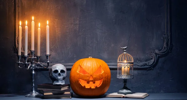 Děsivá dýně a stará lebka na starobylém gotickém krbu. Halloween, čarodějnictví a magie. — Stock fotografie