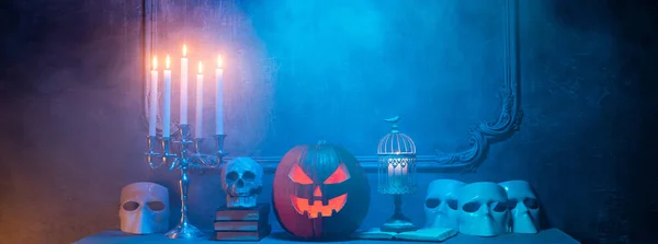 Ijesztő nevető tök és öreg koponya az ősi gótikus kandallón. Halloween, boszorkányság és varázslat. — Stock Fotó