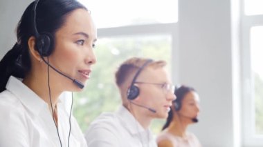 Profesyonellerden oluşan çeşitli ekipler telefon destek ofisinde çalışıyor. Çağrı merkezinde satış müdürlerinin çalışma günü. İş kavramı, telefon danışmanlığı ve sorun çözme.