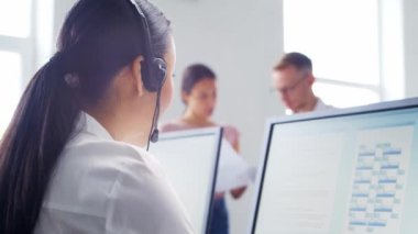 Profesyonellerden oluşan çeşitli ekipler telefon destek ofisinde çalışıyor. Çağrı merkezinde satış müdürlerinin çalışma günü. İş kavramı, telefon danışmanlığı ve sorun çözme.